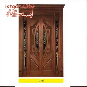 در لابی و درب های تمام چوب لوکس
